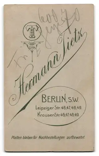 Fotografie Hermann Tietz, Berlin, Leipzigerstr. 46-49, Krausenstr. 46-49, Eleganter Herr mit Schnauzbart
