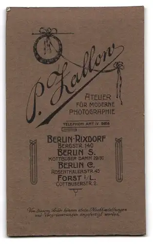 Fotografie P. Zallow, Berlin-Rixdorf, Bergstr. 140, Kleines Kind im Kleid mit Spielzeugpferd