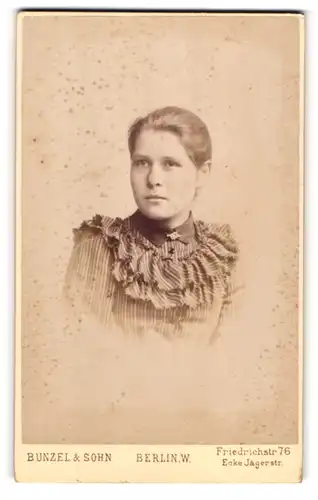 Fotografie Bunzel & Sohn, Berlin, Friedrich-Str. 76, Junge Dame mit zurückgebundenem Haar