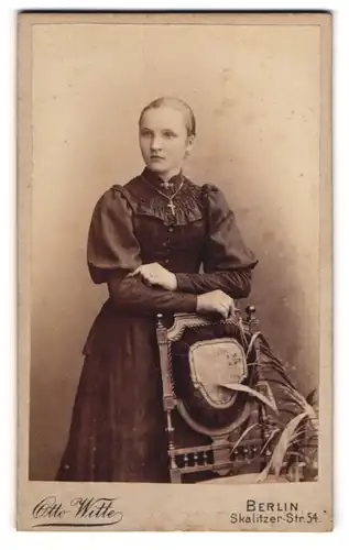 Fotografie Otto Witte, Berlin, Skalitzer-Str. 54, Junge Dame im Kleid mit Kreuzkette