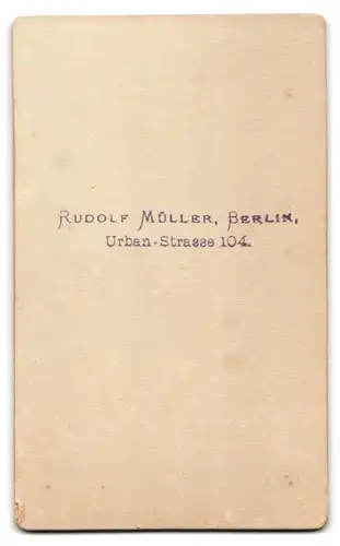 Fotografie Rudolf Müller, Berlin, Urbanstr. 104, Junge Dame im schwarzen Kleid