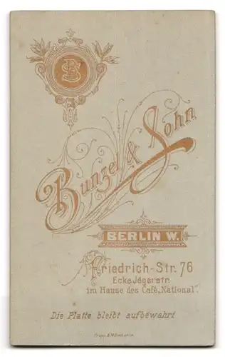 Fotografie Bunzel & Sohn, Berlin, Friedrichstr. 76 Ecke Jägerstr., Junge Dame mit zurückgebundenem Haar