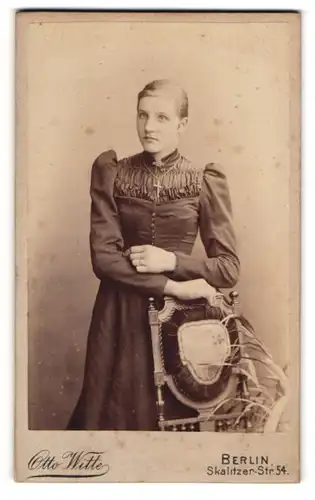 Fotografie Otto Witte, Berlin, Skalitzer-Str. 54, Junge Dame im Kleid mit Kreuzkette