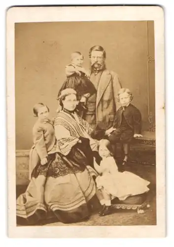 Fotografie PGH, Berlin, Kaiser Friedrich III. mit Frau Victoria und ihren vier Kindern, Wilhelm II., Charlotte, Heinrich