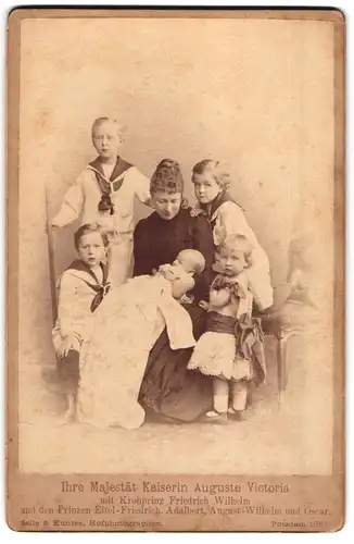 Fotografie Selle & Kuntze, Potsdam, Kaiserin Auguste Victoria mit Kronprinz Friedrich Wilhelm, Eitel-Friedrich, Adalbert