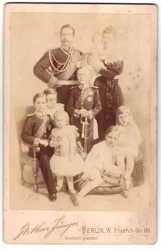 Fotografie Arthur Jünger, Berlin, Kaiser Wilhelm II. mit Frau Victoria und ihren 7 Kindern, Friedrich-Wilhelm