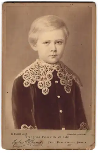 Fotografie Sophus Williams, Berlin, Portrait Kronprinz Friedrich Wilhelm von Preussen als junger Knabe