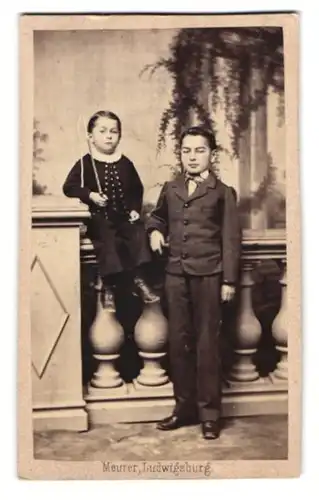 Fotografie Meurer, Ludwigsburg, zwei junge Knaben in Anzügen, jüngerer mit Peitsche in der Hand