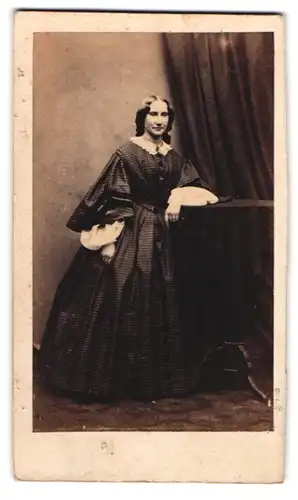 Fotografie unbekannter Fotograf und Ort, junge Frau im karierten Kleid mit Kruzifix