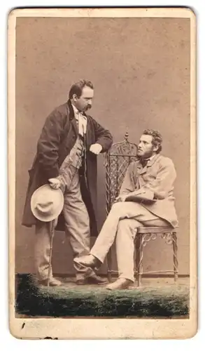 Fotografie J. H. Steffel, Prag, Portrait zwei Herren in Anzügen mit Hut und Stock, 1867