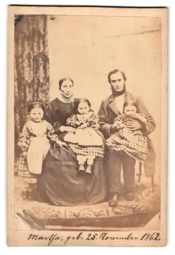 Fotografie unbekannter Fotograf und Ort, Mutter Martha und Vater mit ihren drei kleinen Töchtern, 1862