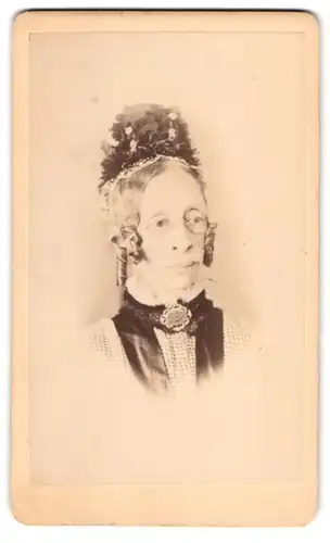 Fotografie Holderness, Saltburn-by-the-Sea, ältere Dame mit Zwickerbrille und Kopfschmuck, Korkenzieherlocken