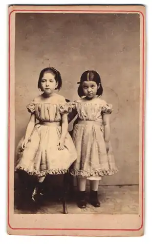 Fotografie unbekannter Fotograf und Ort, Portrait zwei niedliche Mädchen Berzette und Augusta in Kleidern