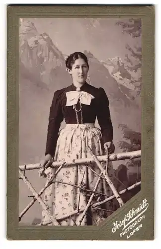 Fotografie Josef Schmidt, Lofer, junge Frau im Kleid mit gemustertem Rock vor einer Studiokulisse