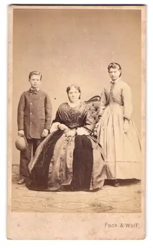 Fotografie Pech & Wolf, Budweis, Mutter mit ihren beiden Kindern posiert im Atelier