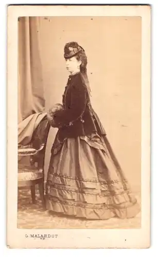Fotografie G. Malardot, Metz, junge Französin im Kleid mit Samtjacke und Hut, Muff