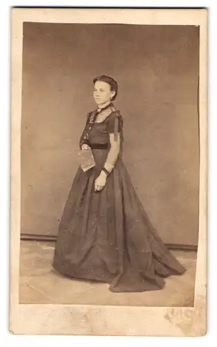 Fotografie Karl Brunner, Pisek, junge Dame im langen dunklen Kleid mit einem Buch in der Hand