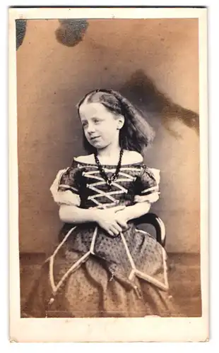 Fotografie unbekannter Fotograf und Ort, niedliches kleines Mädchen im schulterfreien Kleid mit Halskette