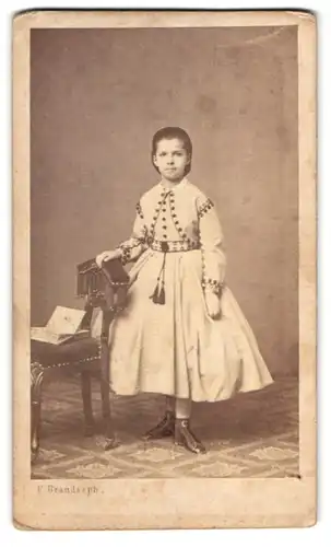 Fotografie F. Brandseph, Stuttgart, junges Mädchen im schicken Kleid mit Lackschuhen
