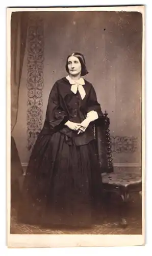 Fotografie Bennet Photog., Worcester, englische Frau im schwarzen Kleid mit Schleife