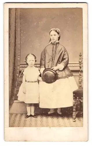 Fotografie T. Coleman, London, zwei junge Mädchen in hellen Kleidenr mit Sommerhut