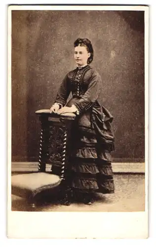 Fotografie H. J. Mockett, Broadstairs, junge Dame im dunklen Kleid mit Brosche