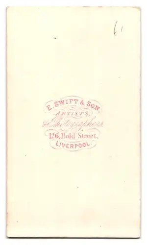 Fotografie E. Swift & Son, Liverpool, englische Dame im hellen Kleid mit Brosche