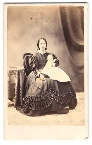 Fotografie London School of Photog., London, junge englische Mutter mit ihrem Kind im Arm