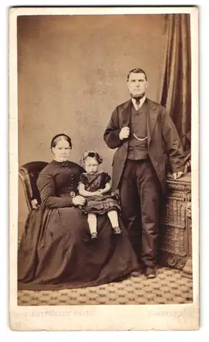 Fotografie Jospeh Bottomley, Bradford, Mutter und Vater mit ihrer Tochter auf dem Schoss, Rückseite Atelier des Fotografe