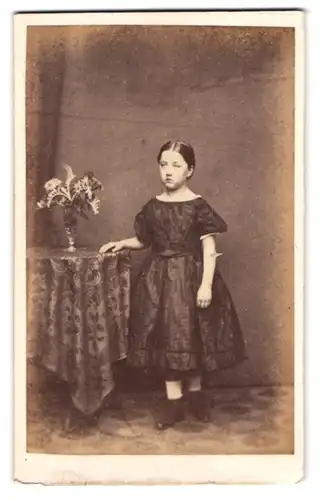 Fotografie unbekannter Fotograf und Ort, junges Mädchen Miss. A.R. Vpall im dunklen Kleid