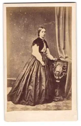 Fotografie London & Provincial Photog. Co., London, junge Frau im seidenen Kleid mit dunklem Bolero