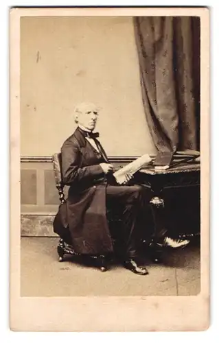 Fotografie London Stereoscopic Co., London, älterer Herr im Anzug mit Dokumenten in der Hand