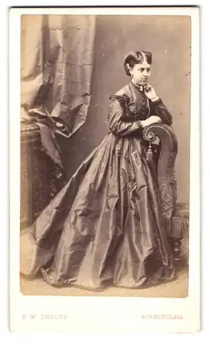 Fotografie R. W. Thrupp, Birmingham, junge englische Dame im seidenen Kleid mit Ohrringen