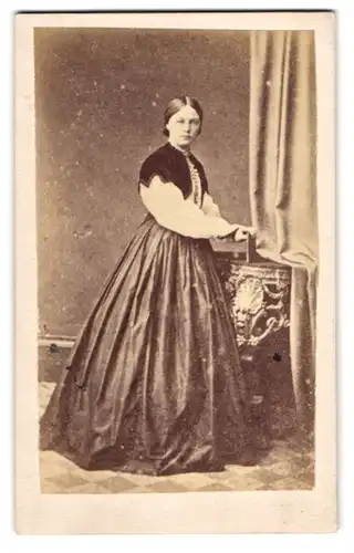 Fotografie London & Provincial Photog. Co., London, junge englische Dame im Kleid mit dunklem Bolero