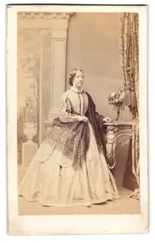 Fotografie North of England Photog. Inst., Alnwick, junge Frau im hellen Kleid mit Überwurf, Studiokulisse
