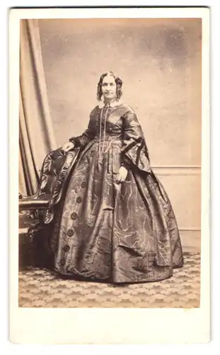 Fotografie W. Michell, St Austell, Dame im verzierten Kleid mit Korkenzieherlocken