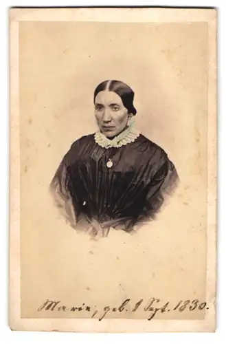 Fotografie unbekannter Fotograf und Ort, Portrait Frau Marie im dunklen Kleid mit Haube