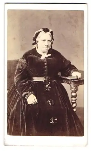 Fotografie E. Wormald, Leeds, Great George Street, alter Dame im dunklen Samtkleid mit Kopfschmuck