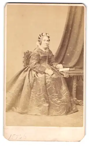 Fotografie Juruer & Co., London-Islington, ältere Dame im gemusterten Kleid mit Kopfschmuck