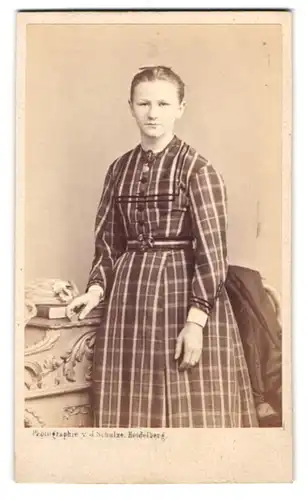 Fotografie J. Schulze, Heidelberg, Mädchen im karierten Kleid mit Halskette und Brosche