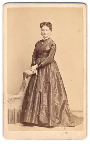 Fotografie W. Höffert, Dresden, junge Sächsin im dunklen Kleid mit Haarschleife