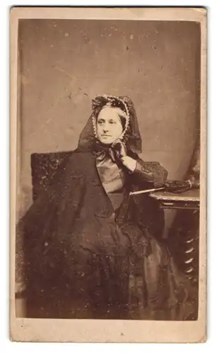Fotografie Fredk. Whitlock, Birmingham, Dame im dunklen Kleid mit Haube und Lederhandschuhen