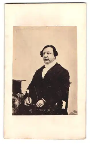 Fotografie Burkill & Co., York, älterer Herr im dunklen Anzug mit Flanierstock und Zylinder