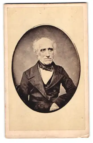 Fotografie unbekannter Fotograf und Ort, älterer Herr im Anzug mit Fliege