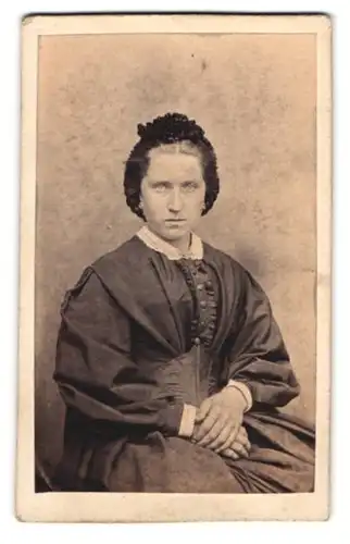 Fotografie unbekannter Fotograf und Ort, junge Frau Rosaline Otto im dunklen Kleid