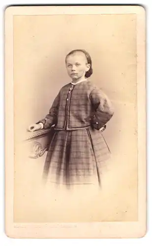 Fotografie unbekannter Fotograf und Ort, niedliches kleines Mädchen im karierten Kleid mit Haarband