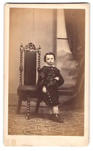 Fotografie Sidney Webb, Pembroke Dock, junger waliser Knabe im Anzug vor einer Studiokulisse