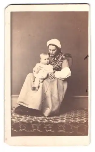 Fotografie Durand, Lyon, junge Mutter mit ihrem Kind auf dem Schoss