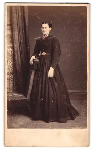 Fotografie Stuart Brothers, London-Knightsbridge, junge Engländerin im dunklen Kleid mit handkolorierter Brosche