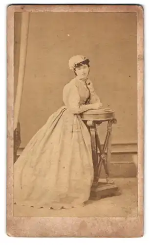 Fotografie Hills & Saunders, Eton, junge Frau im hellen Kleid mit Federhut